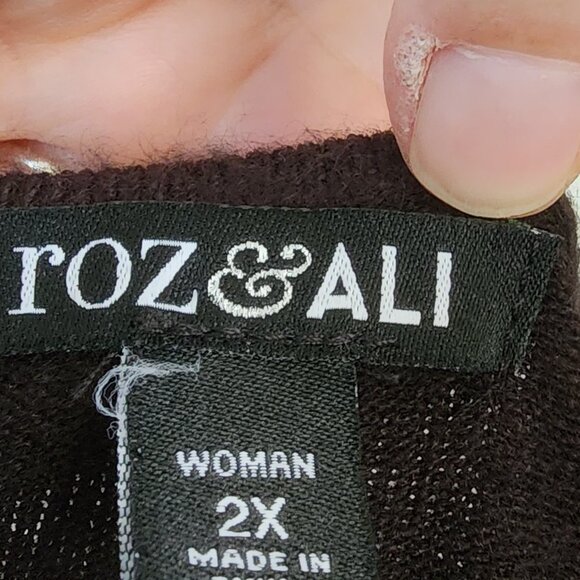 ROZ & ALI COLD SHOULDER TOP - Picture 5 of 5